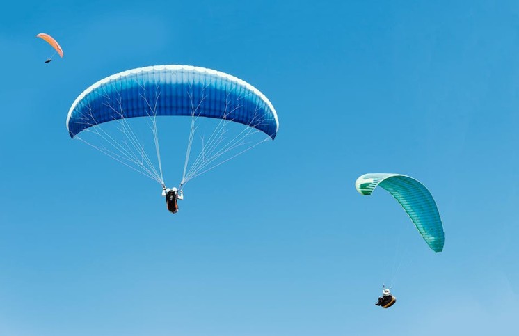 le prix d'achat d'une voile de parapente peut varier fortement