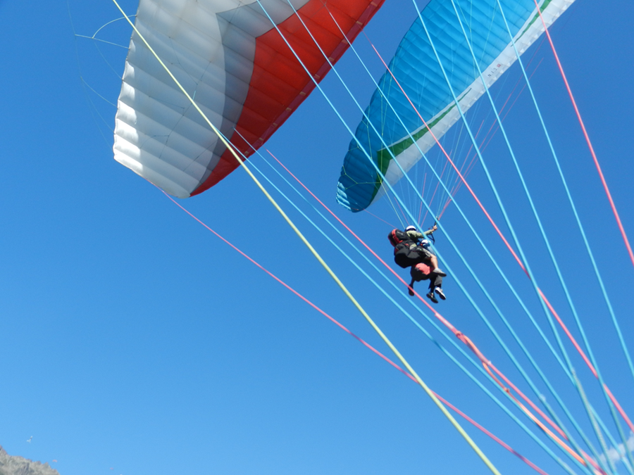 le matériel utilisé par les moniteurs de parapente sont extrêmement normés et sécurisés de la voile à la sellette