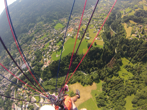 une voile de parapente en biplace avec un moniteur et son passager