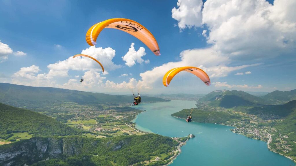 effectuez votre premier vol en parapente biplace avec nos baptemes a annecy
