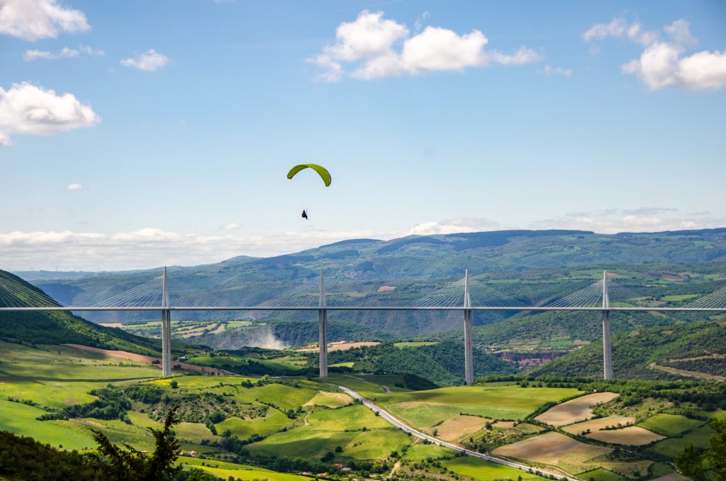 faites votre premier vol en parapente grace a nos baptemes en biplace a millau