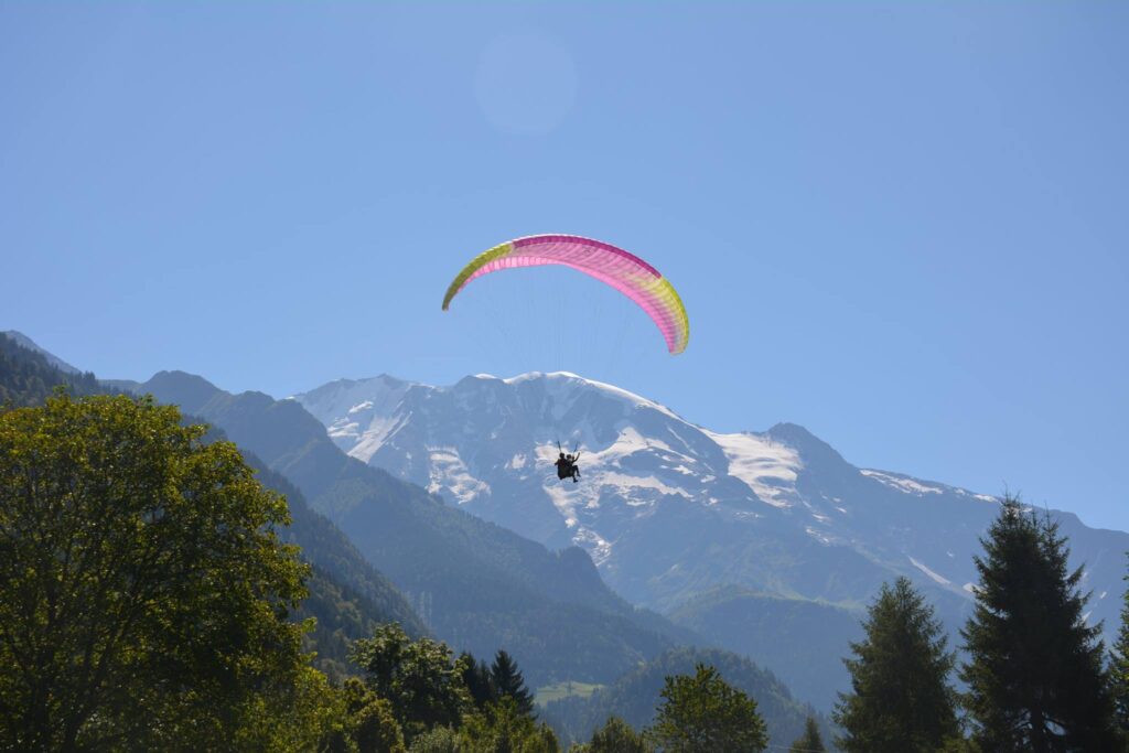 un vol en biplace au dessus de la vallée du mont blanc a saint-gervais