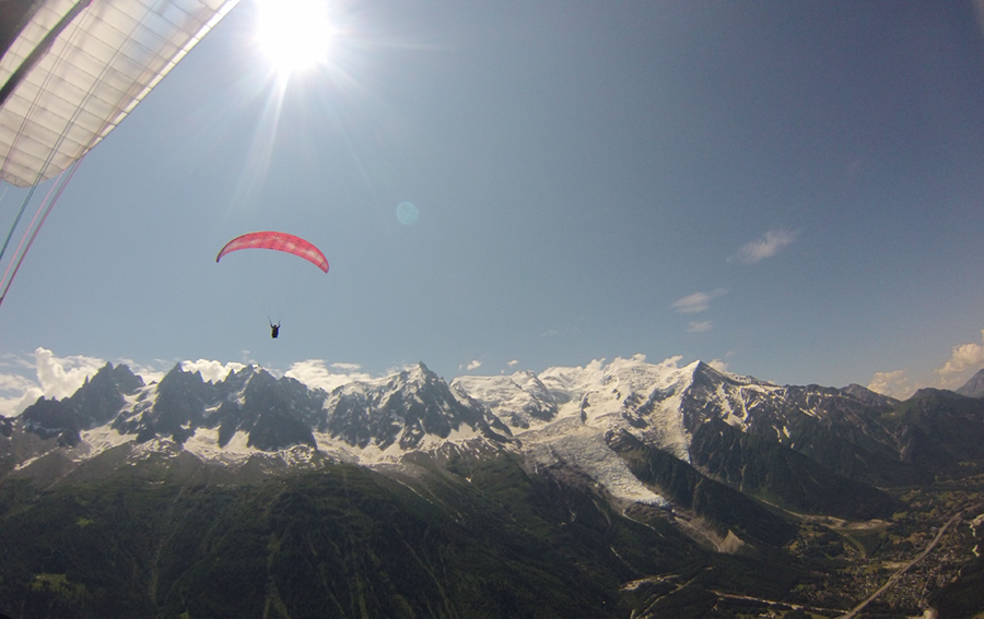 le stage d'initiation au parapente est un échange de connaissance de moniteur à élève